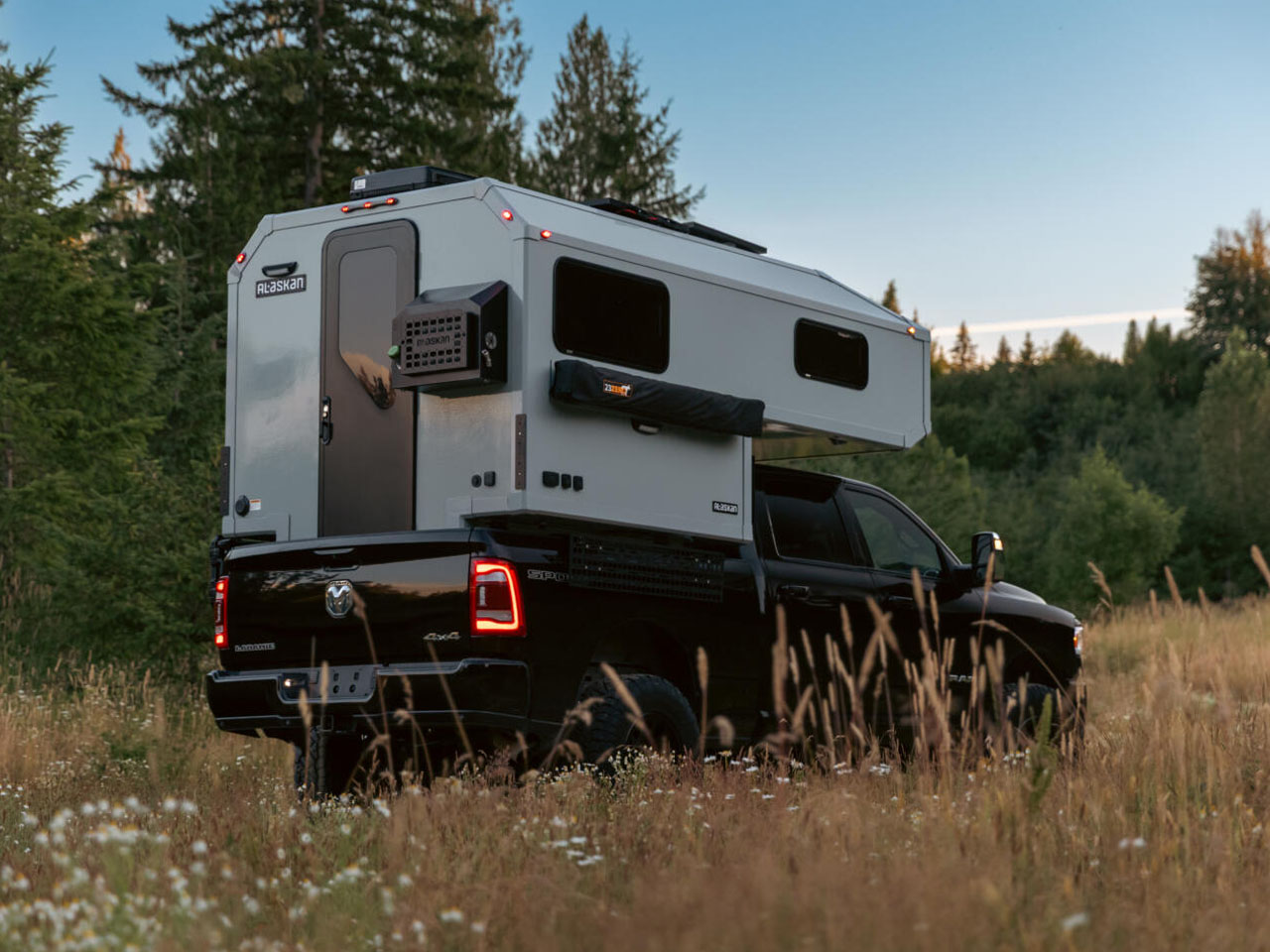 Pickup Camping Cabin，Hard shell roof，Lightweight RV，compound material，Cross-Country Camping，