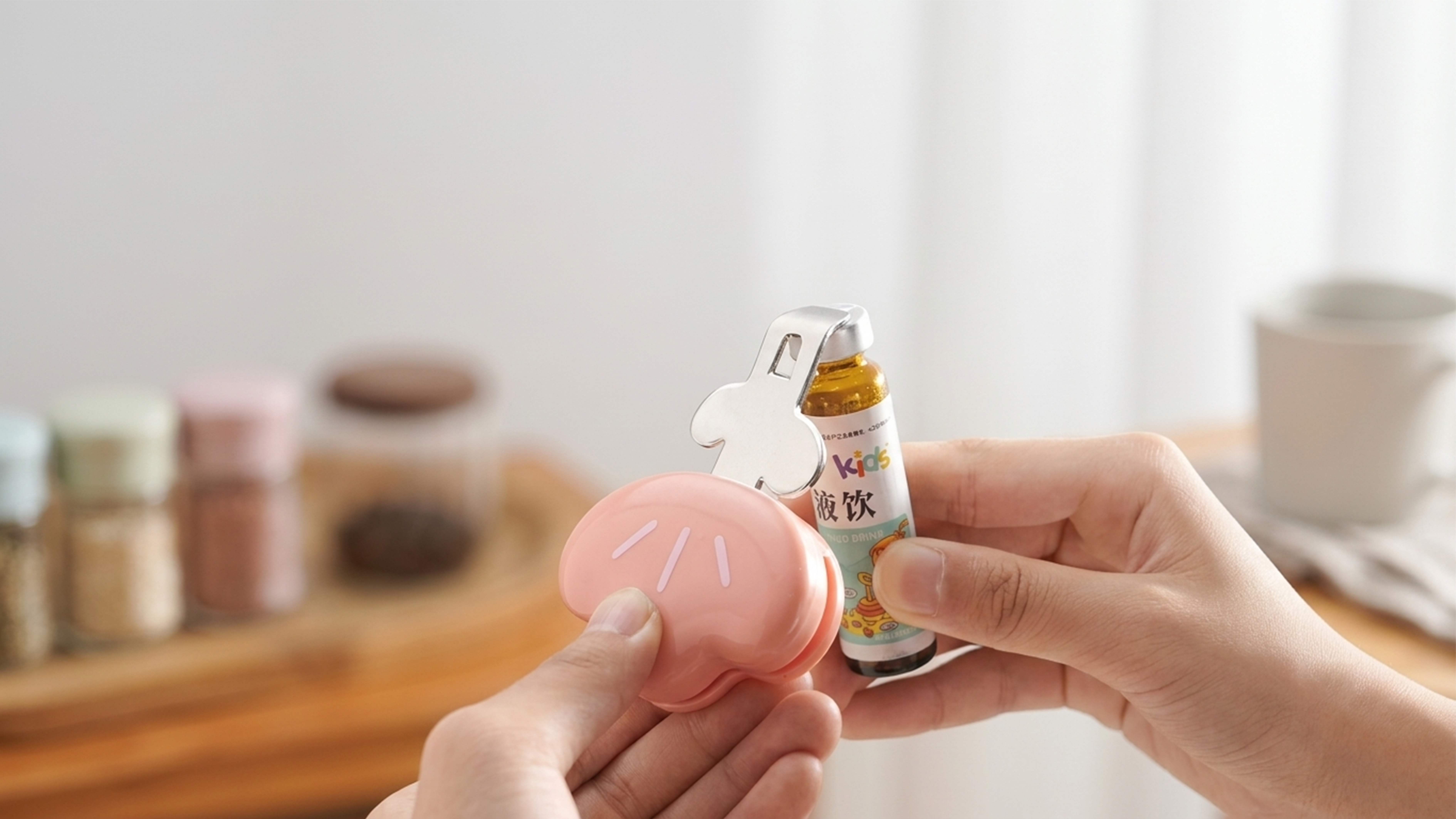 Two-in-one flower oral liquid bottle opener，
