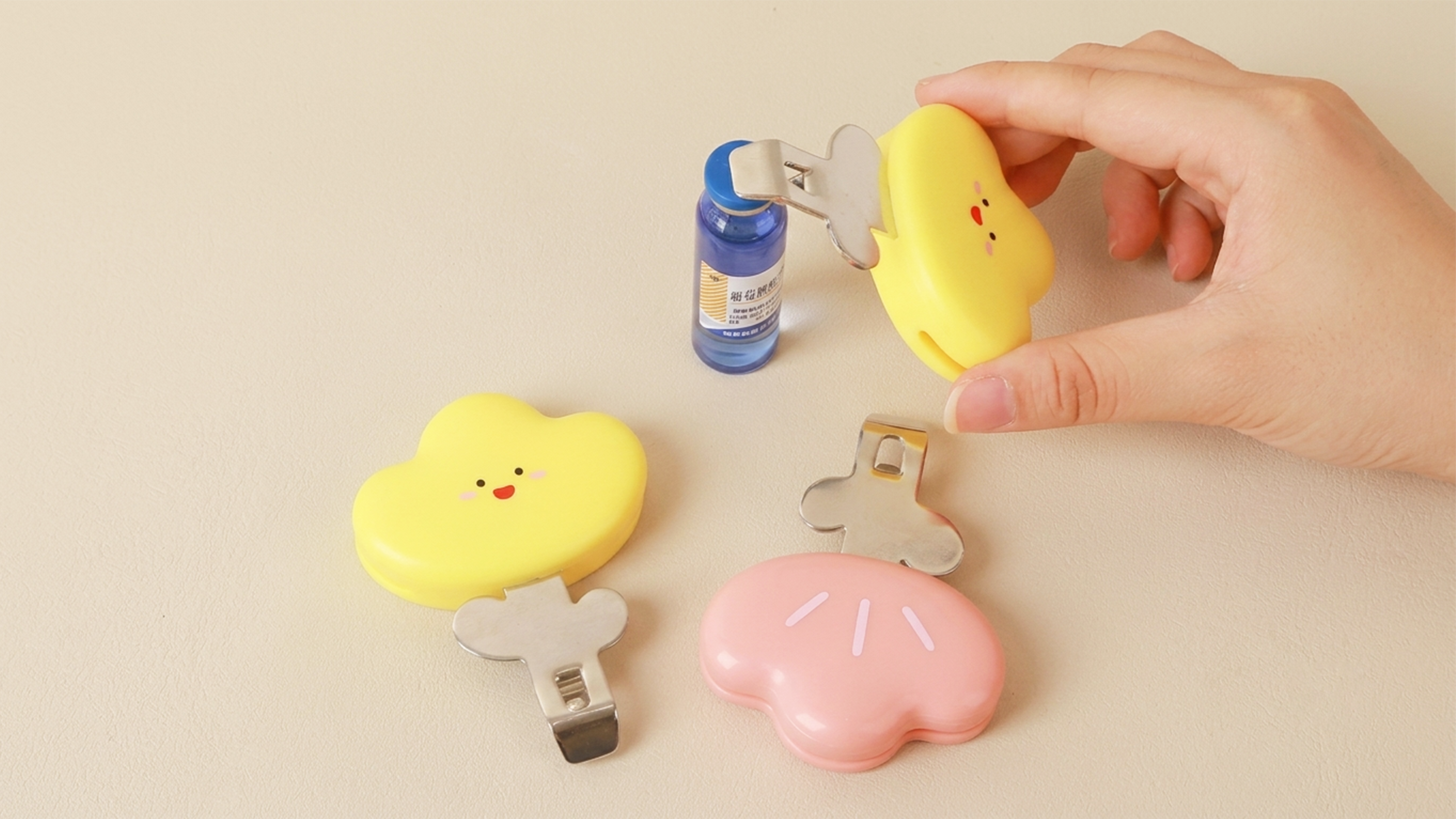 Two-in-one flower oral liquid bottle opener，