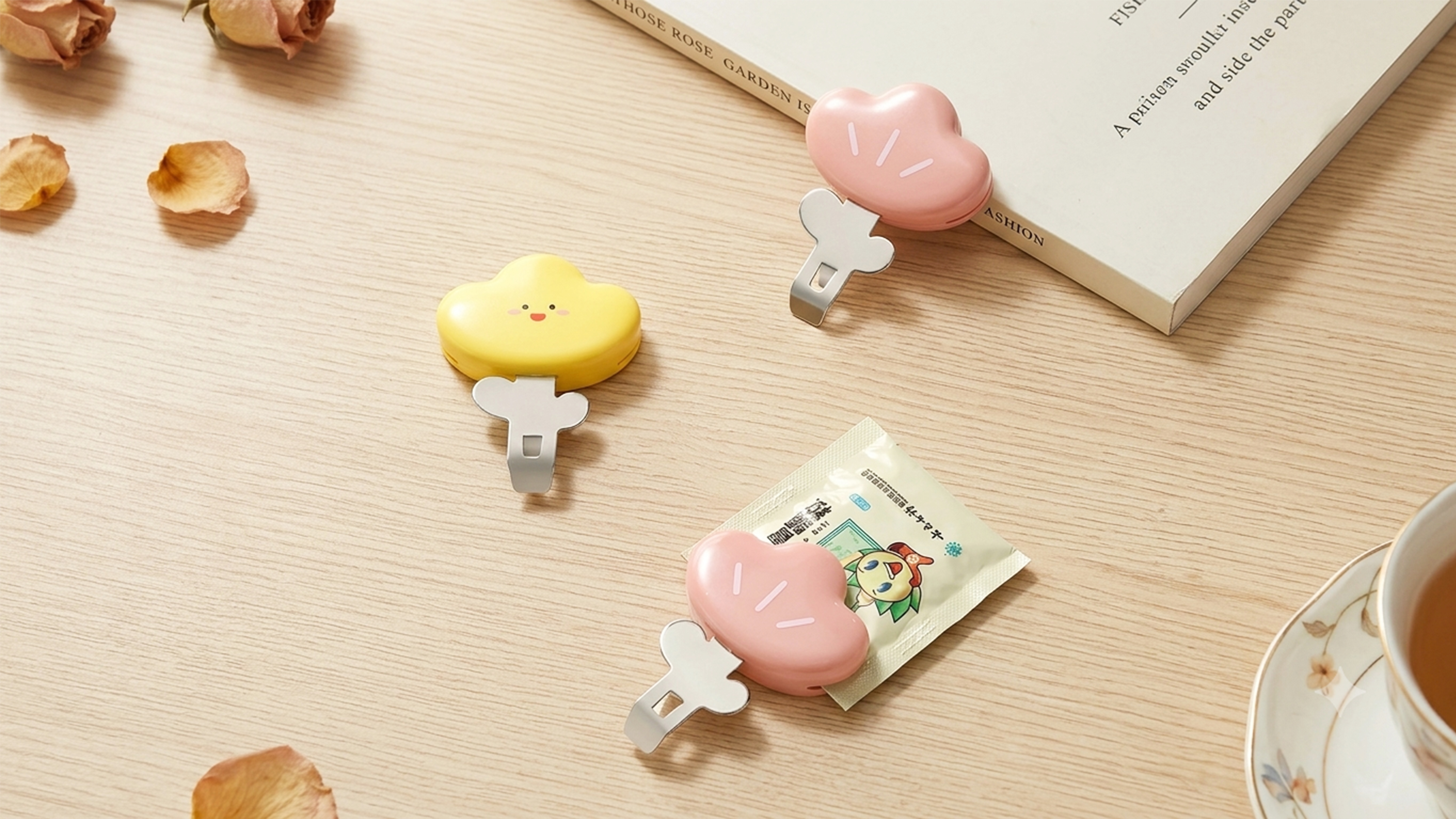 Two-in-one flower oral liquid bottle opener，