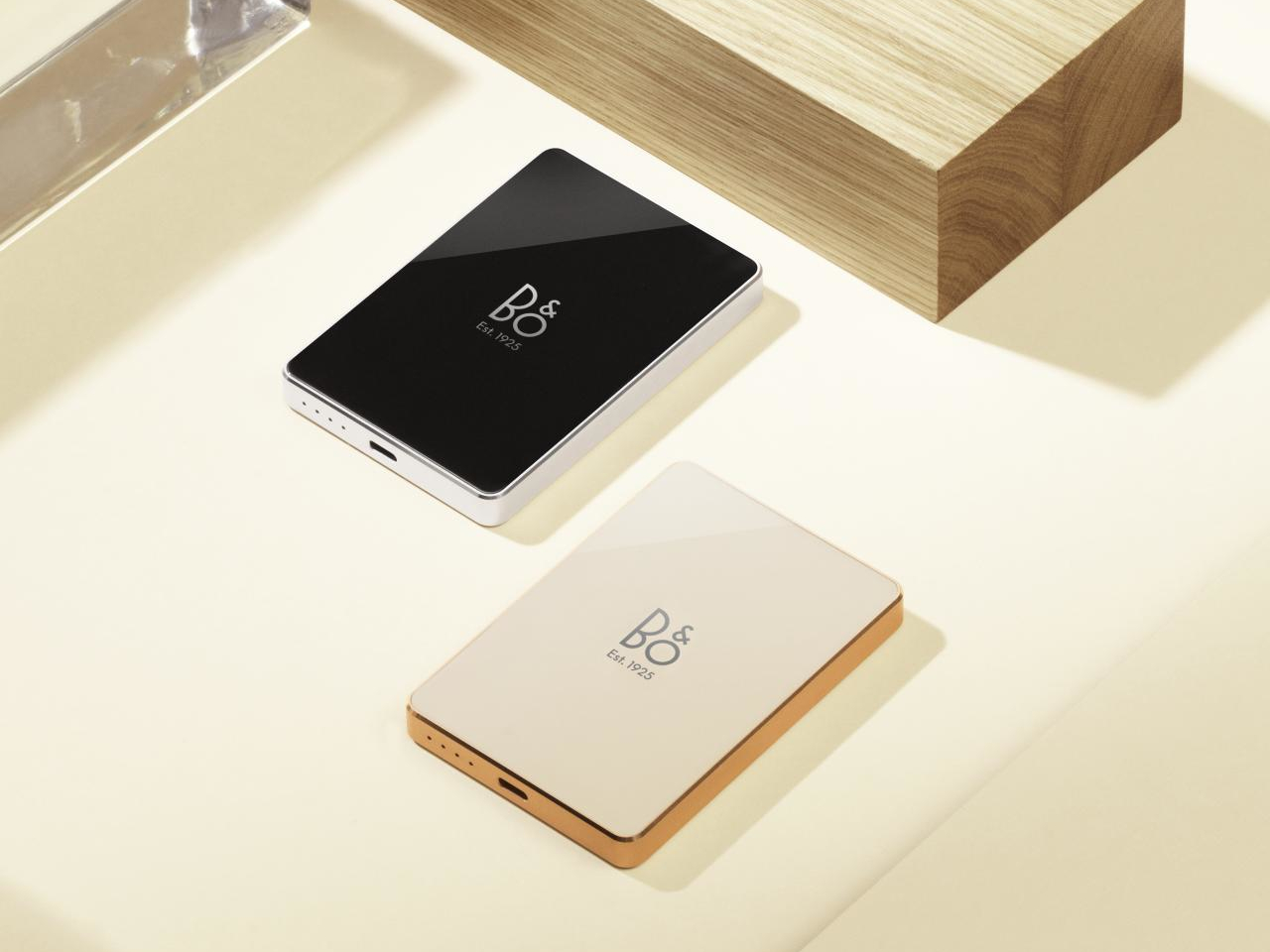 portable source，Qi2 magnetic charging，Glass body，Bang & Olufsen，Beoplay H100，