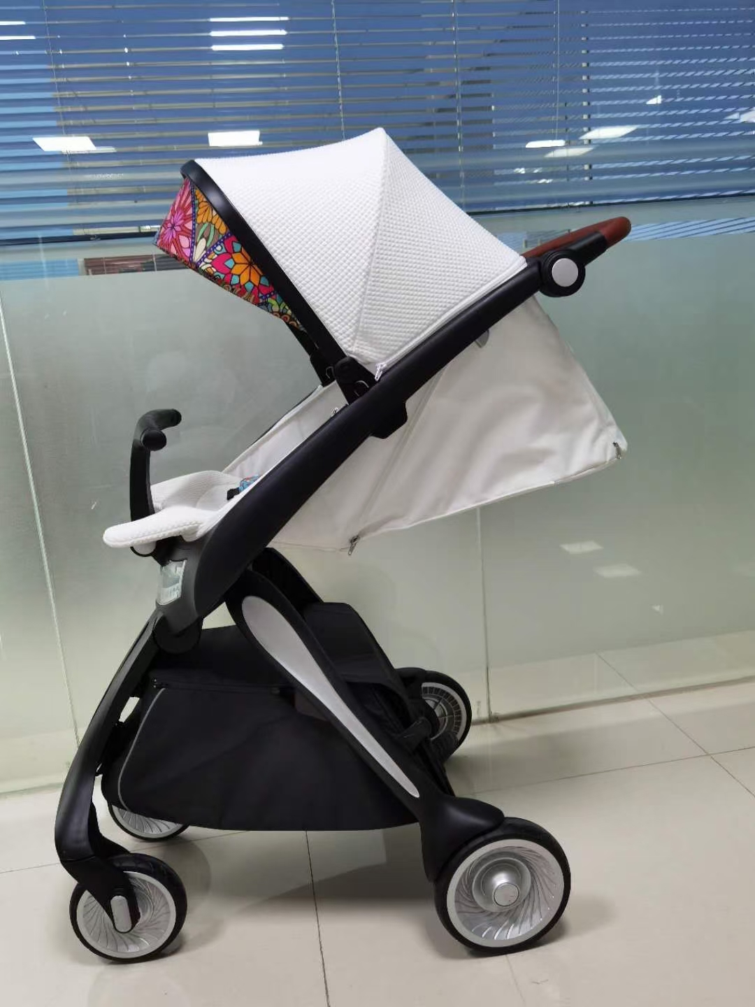 Luxury large curved stroller with LED to illuminate your way home，