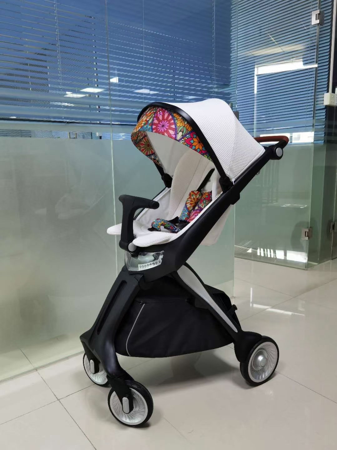 Luxury large curved stroller with LED to illuminate your way home，