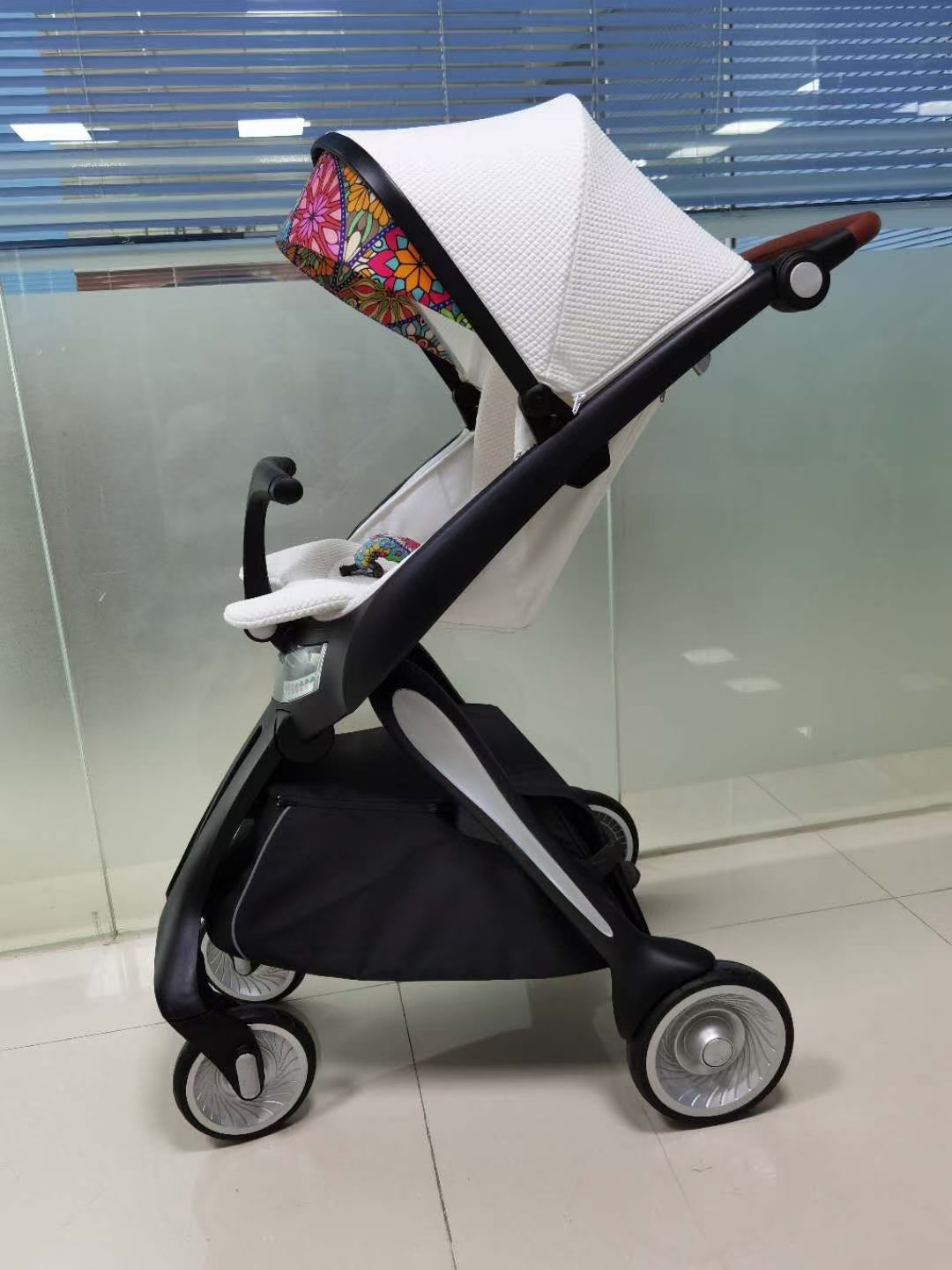 Luxury large curved stroller with LED to illuminate your way home，