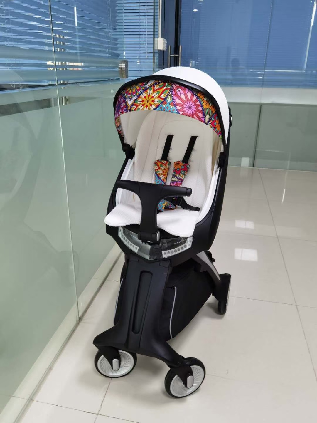 Luxury large curved stroller with LED to illuminate your way home，