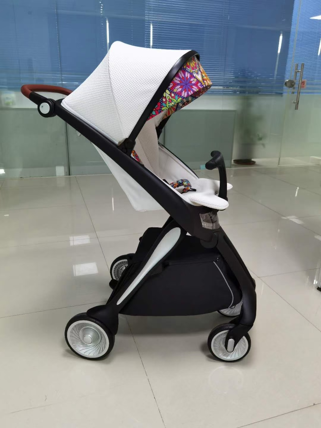 Luxury large curved stroller with LED to illuminate your way home，