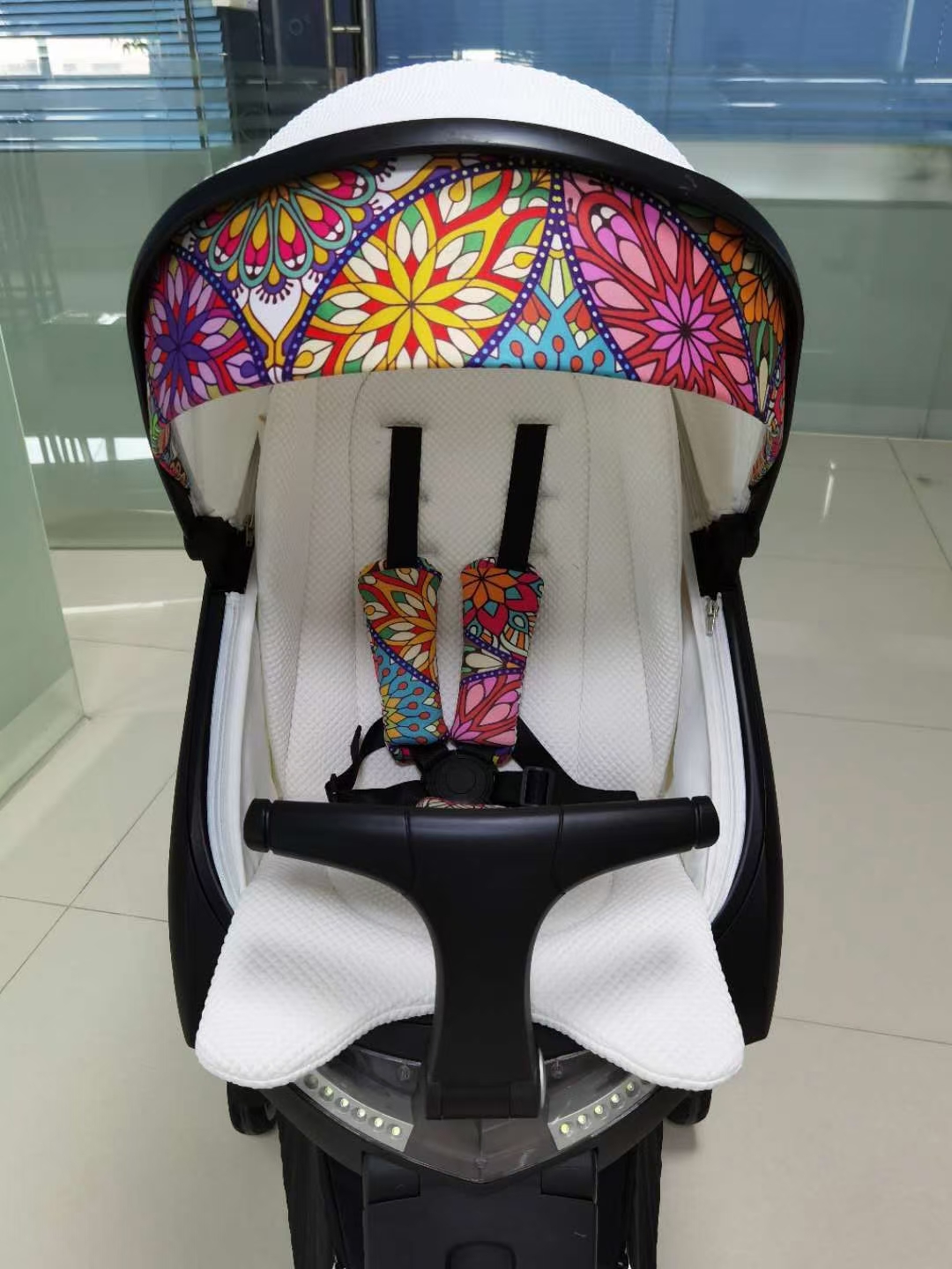Luxury large curved stroller with LED to illuminate your way home，