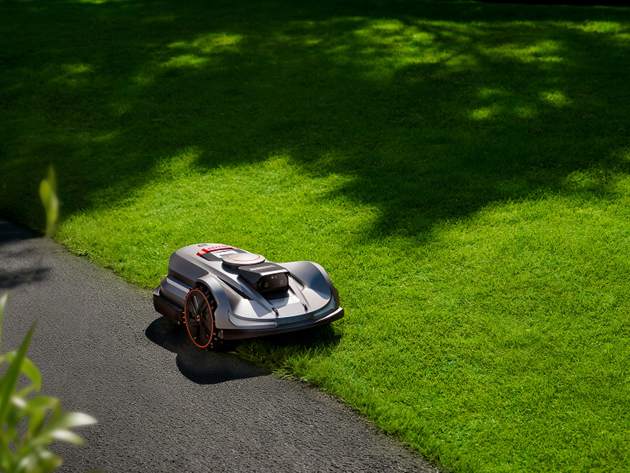 robot，cut grass，Sunseeker Elite，42 ° independent suspension climbing，