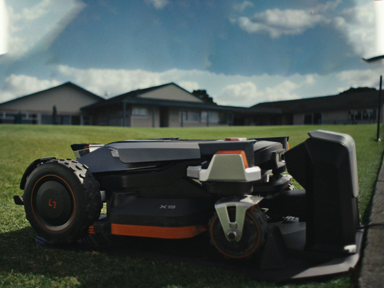 robot，cut grass，Sunseeker Elite，42 ° independent suspension climbing，
