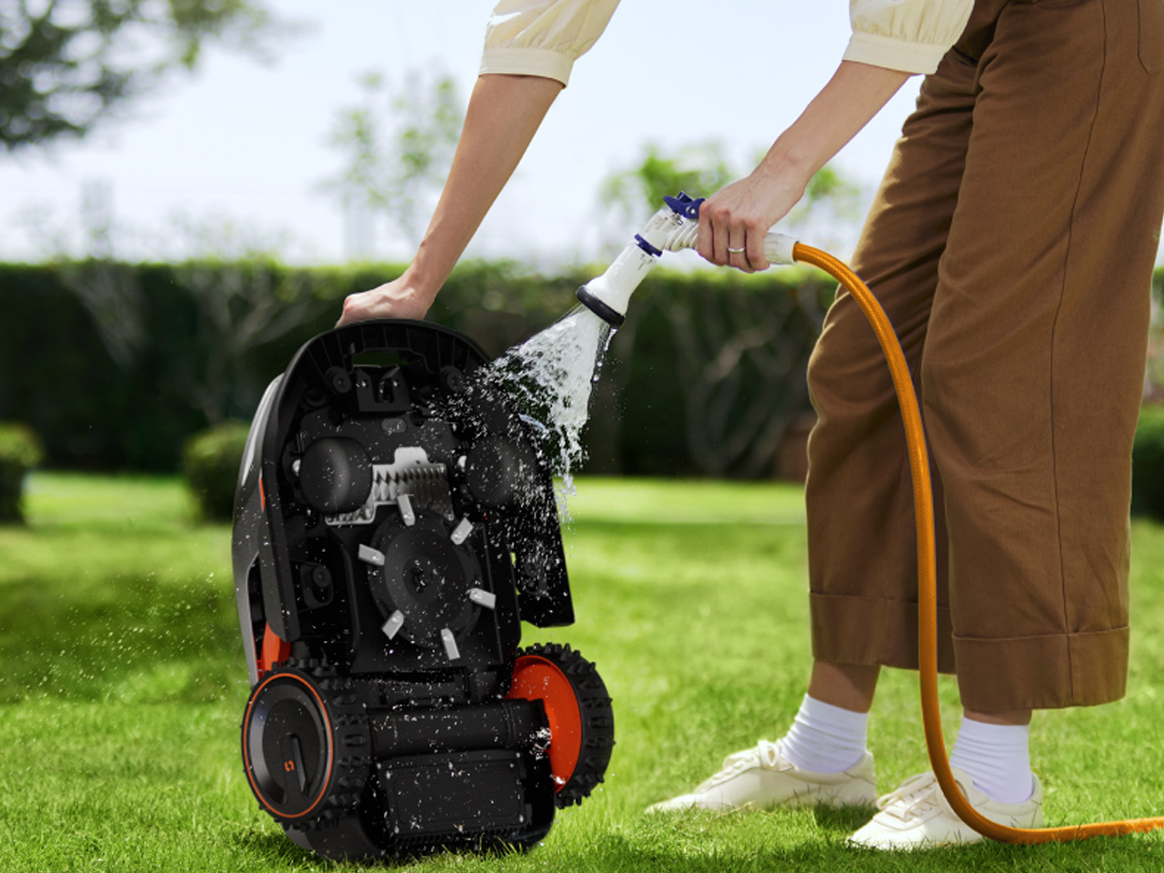 robot，cut grass，Sunseeker Elite，42 ° independent suspension climbing，