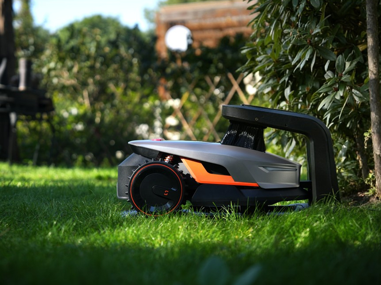 robot，cut grass，Sunseeker Elite，42 ° independent suspension climbing，
