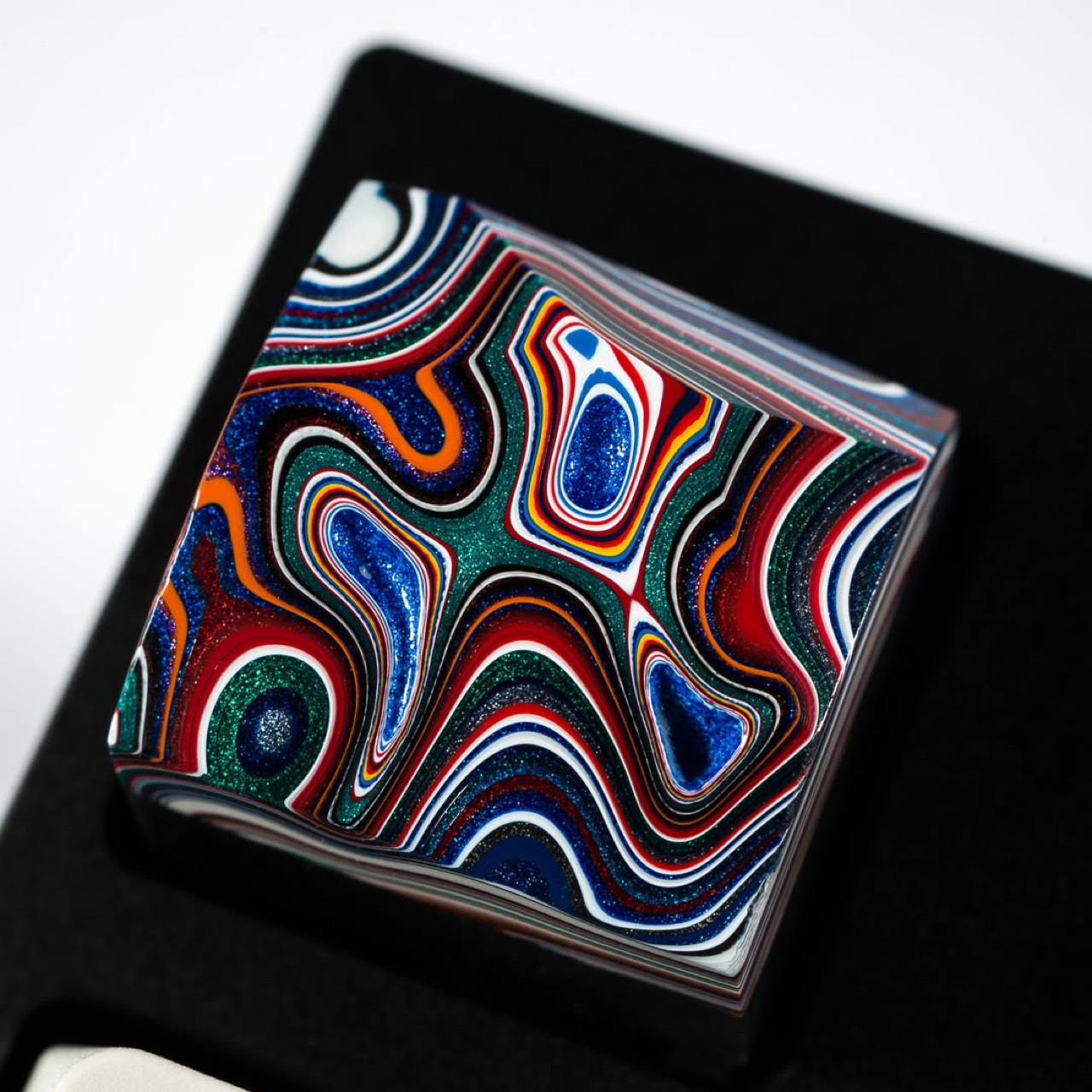 Fordite，Car paint spill rock，Manual cutting and throwing，Industrial waste，Keycap Quarry，