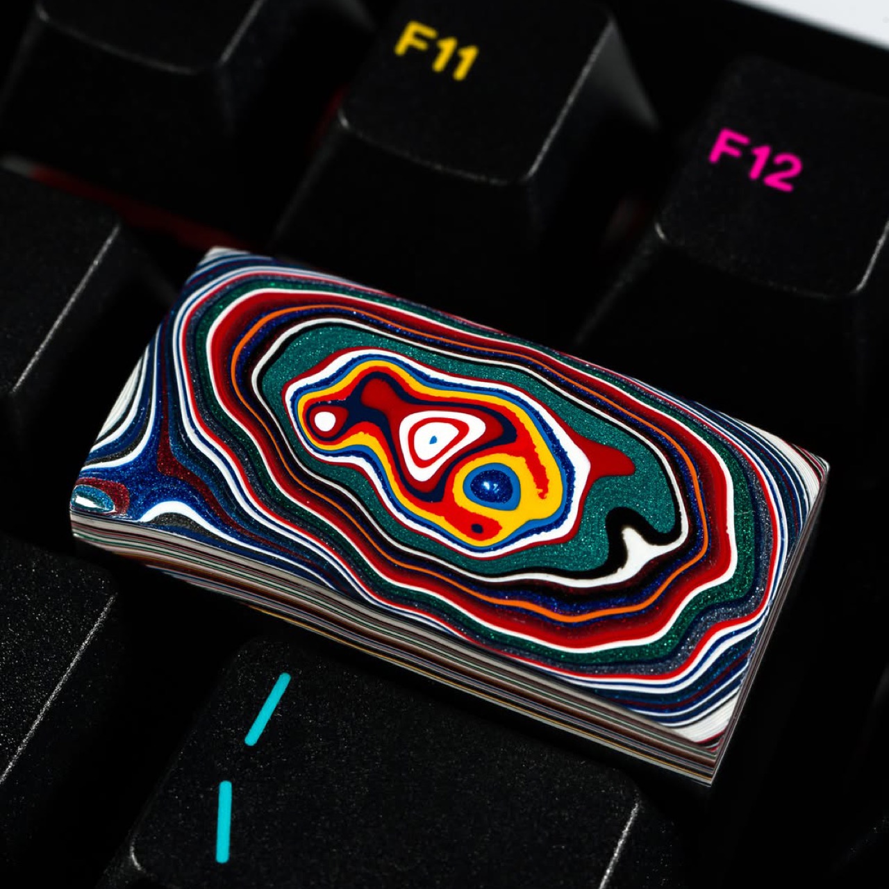 Fordite，Car paint spill rock，Manual cutting and throwing，Industrial waste，Keycap Quarry，