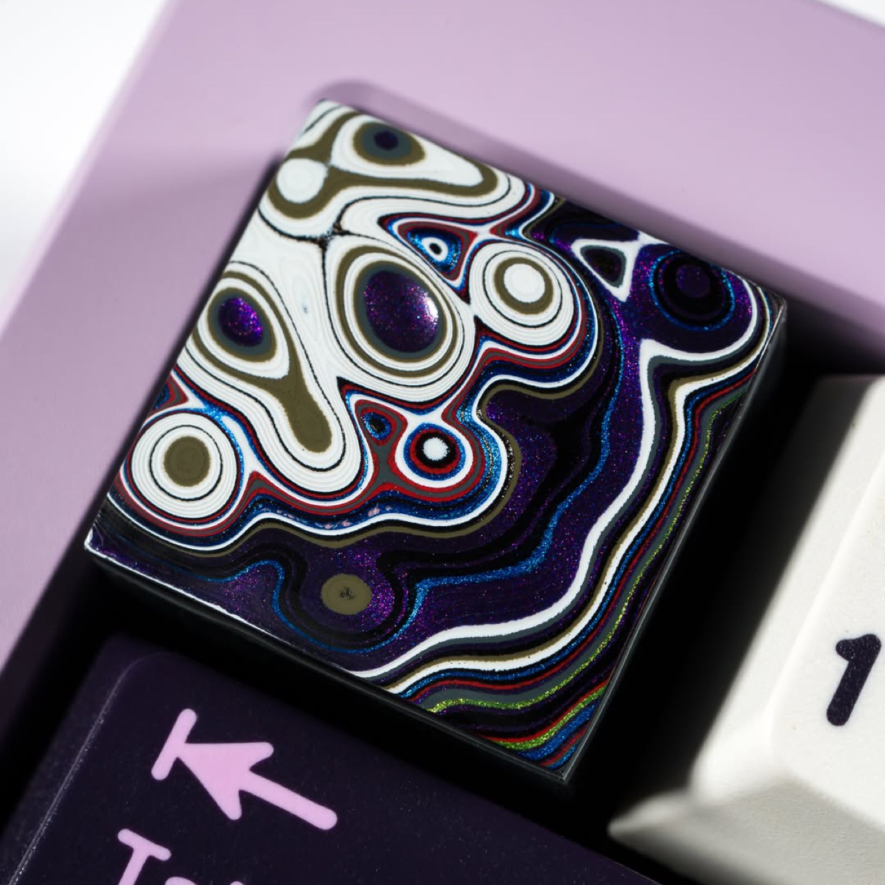 Fordite，Car paint spill rock，Manual cutting and throwing，Industrial waste，Keycap Quarry，