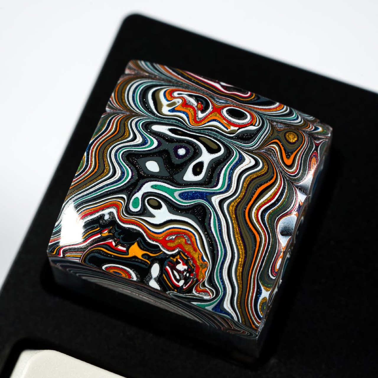 Fordite，Car paint spill rock，Manual cutting and throwing，Industrial waste，Keycap Quarry，