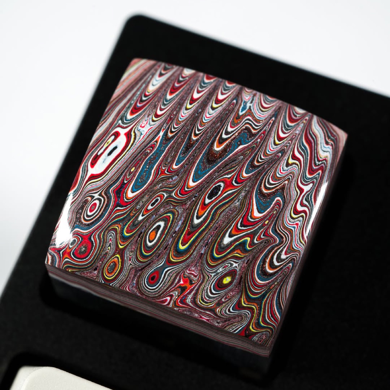 Fordite，Car paint spill rock，Manual cutting and throwing，Industrial waste，Keycap Quarry，