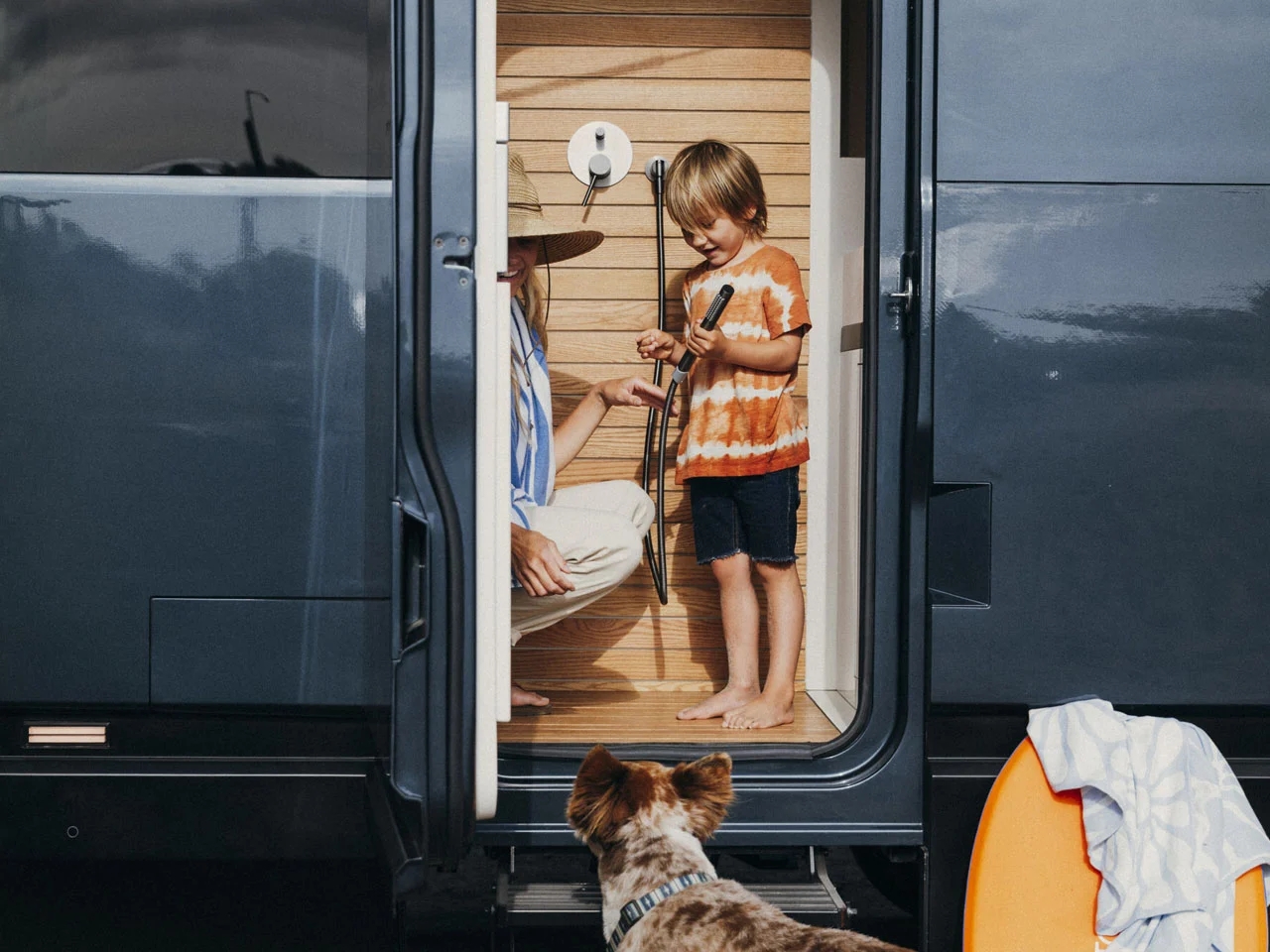Aboard T4，Trailer RV，vehicle，automobile，