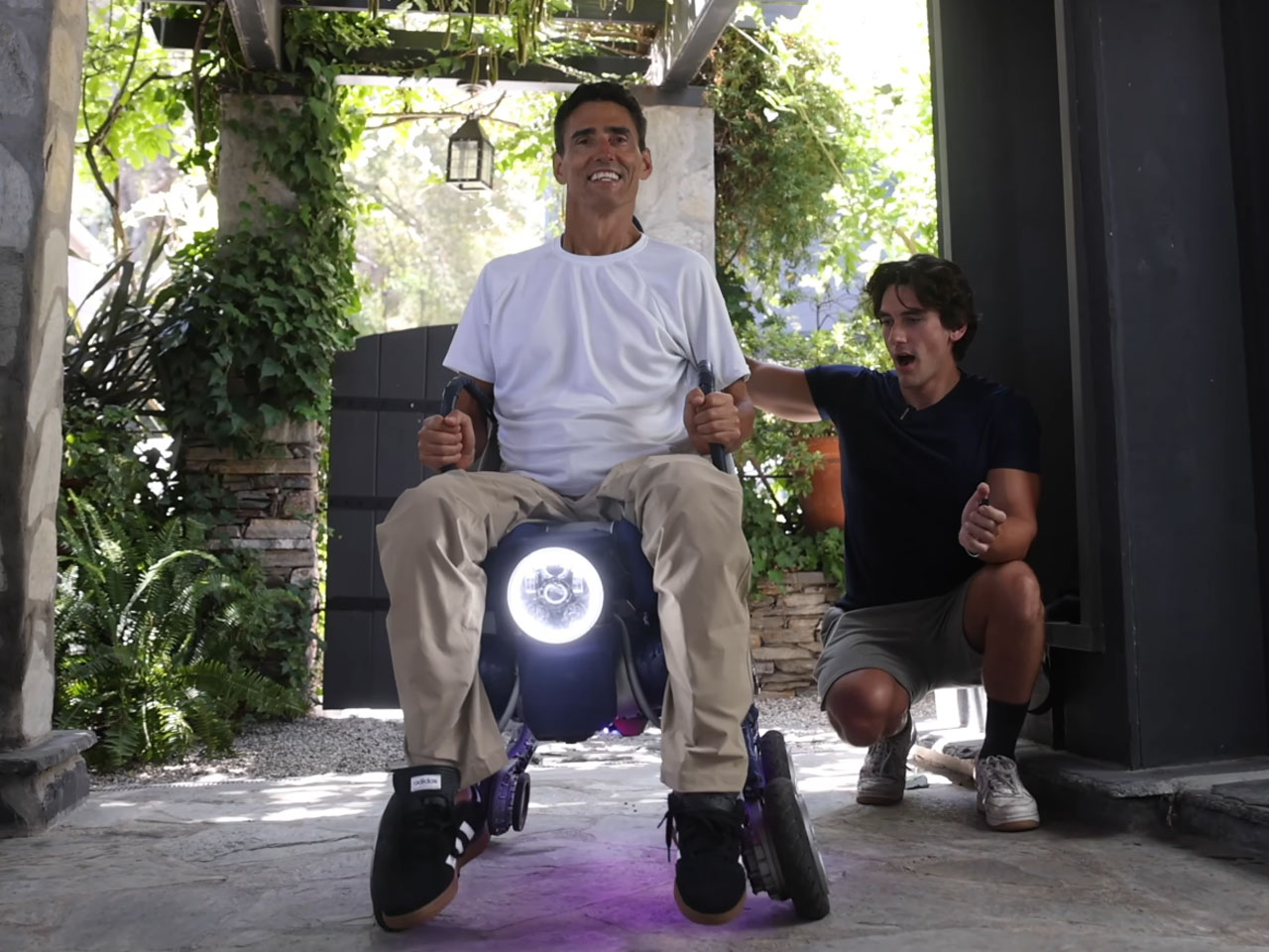 Jake Laser，robot，walking chair，artificial intelligence，