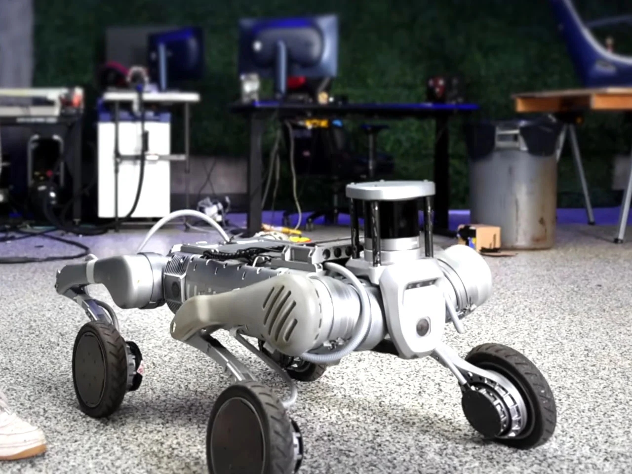 Jake Laser，robot，walking chair，artificial intelligence，