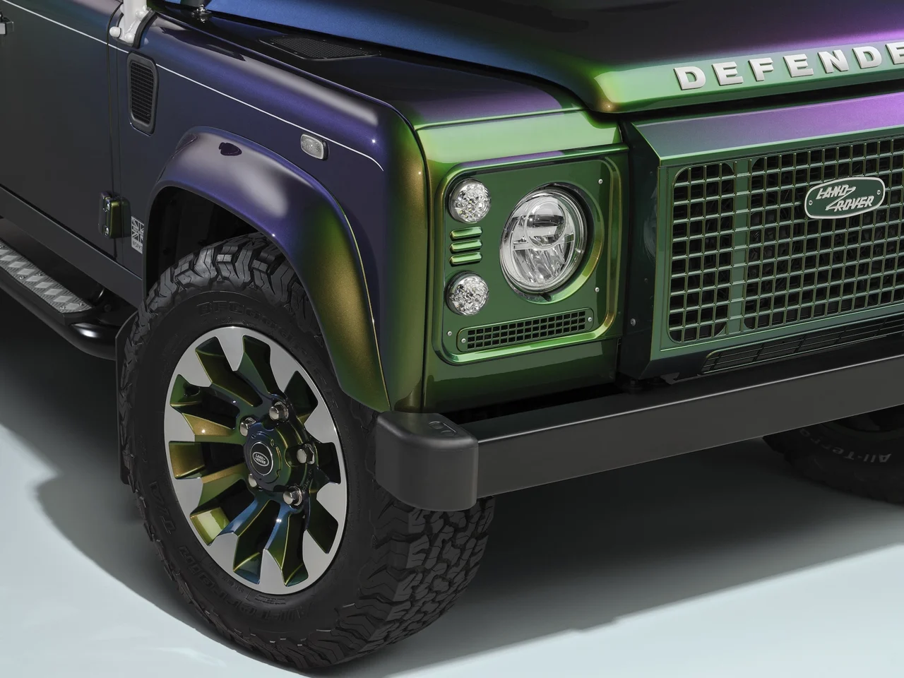 Land Rover Classic，Works Bespoke，Color change paint，Spectral Green，Icy White，