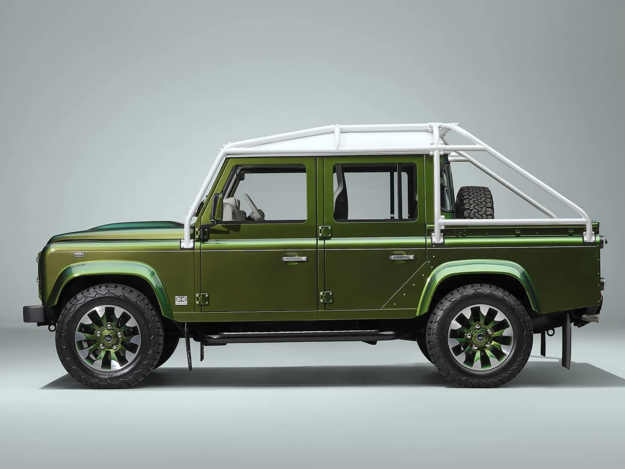 Land Rover Classic，Works Bespoke，Color change paint，Spectral Green，Icy White，