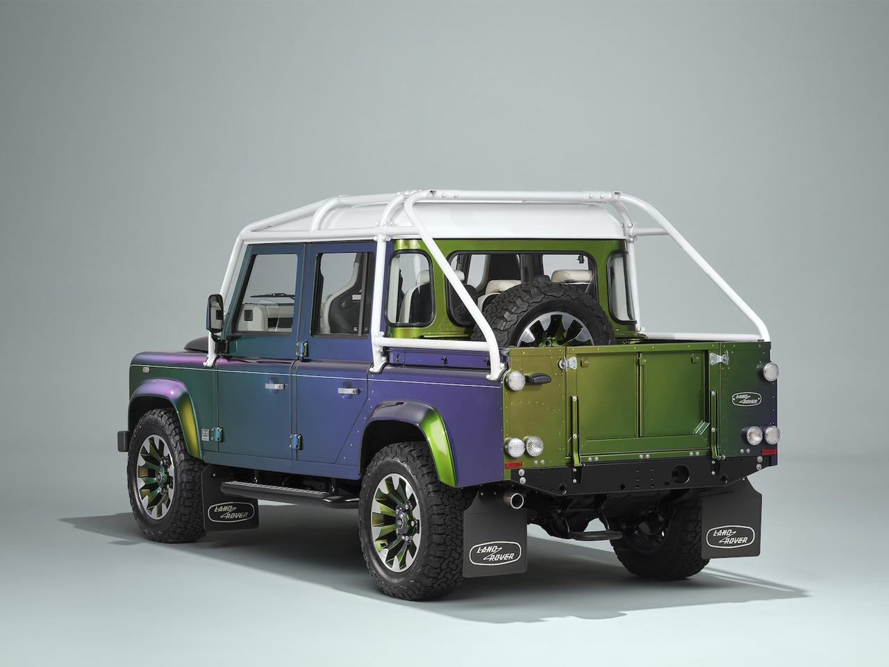 Land Rover Classic，Works Bespoke，Color change paint，Spectral Green，Icy White，