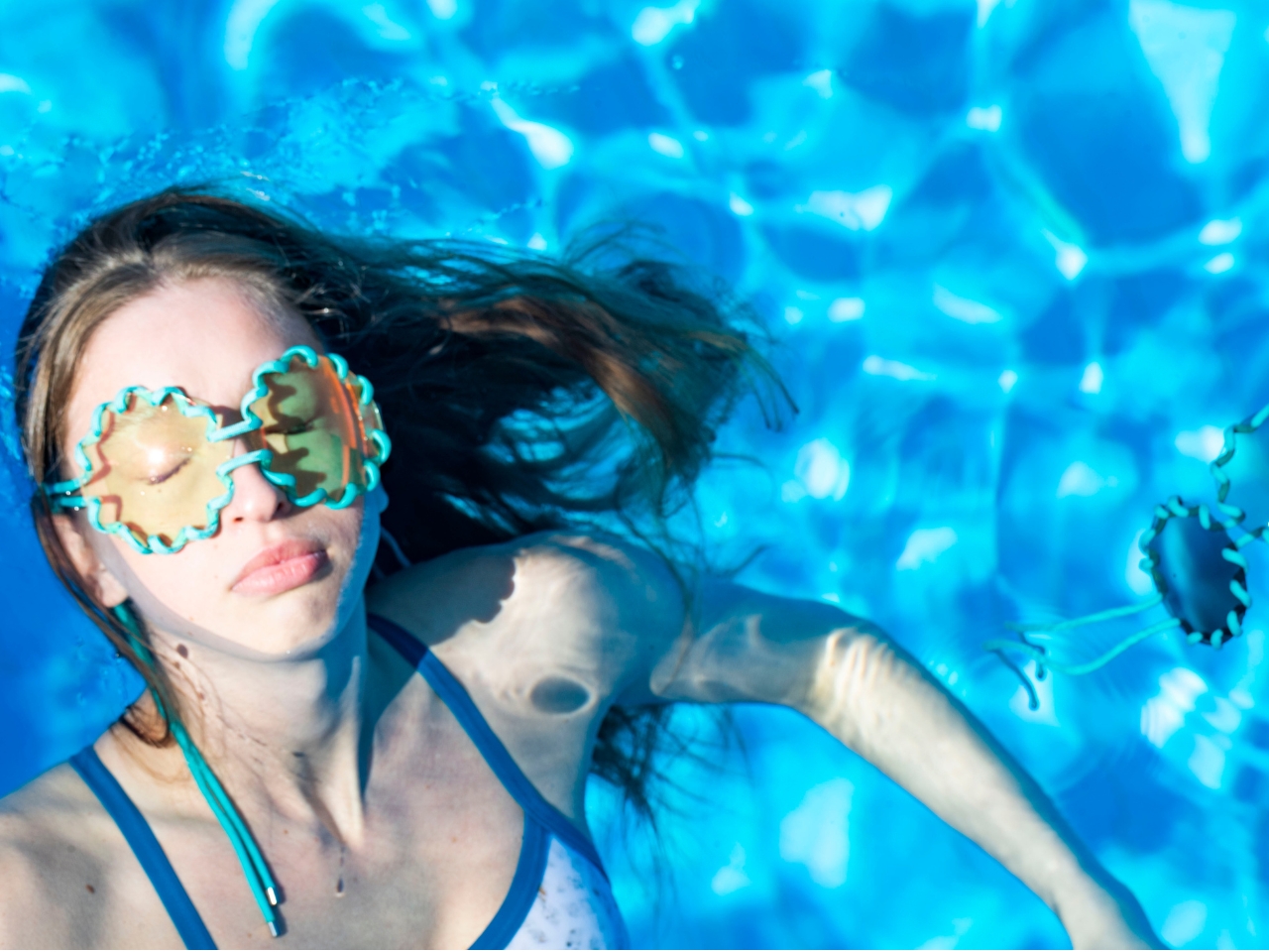 Water Glasses，concept，Sunglasses，Outdoor equipment，