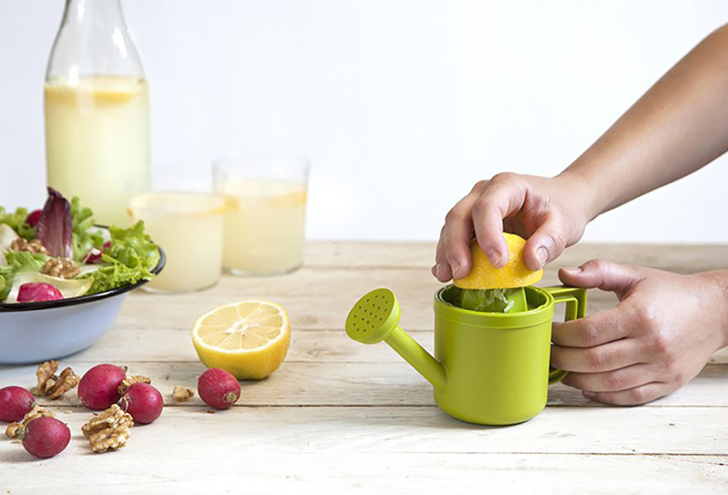 Watering flowers，Watering can，lemon juice，kitchen，Lemons，