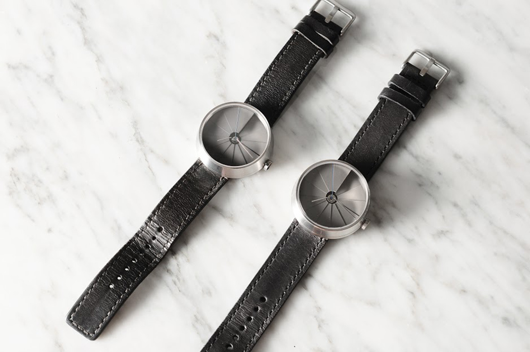 female sex，Geometric painting，Fashion Watch，