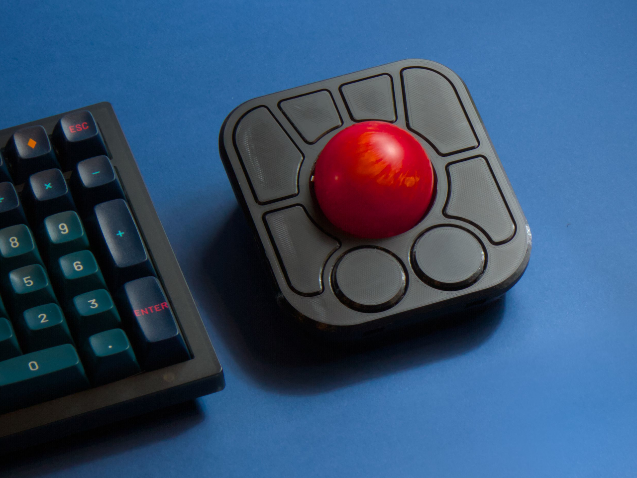 Ploopy A，Open source hardware，Ergonomics，Desktop efficiency，Modular design，