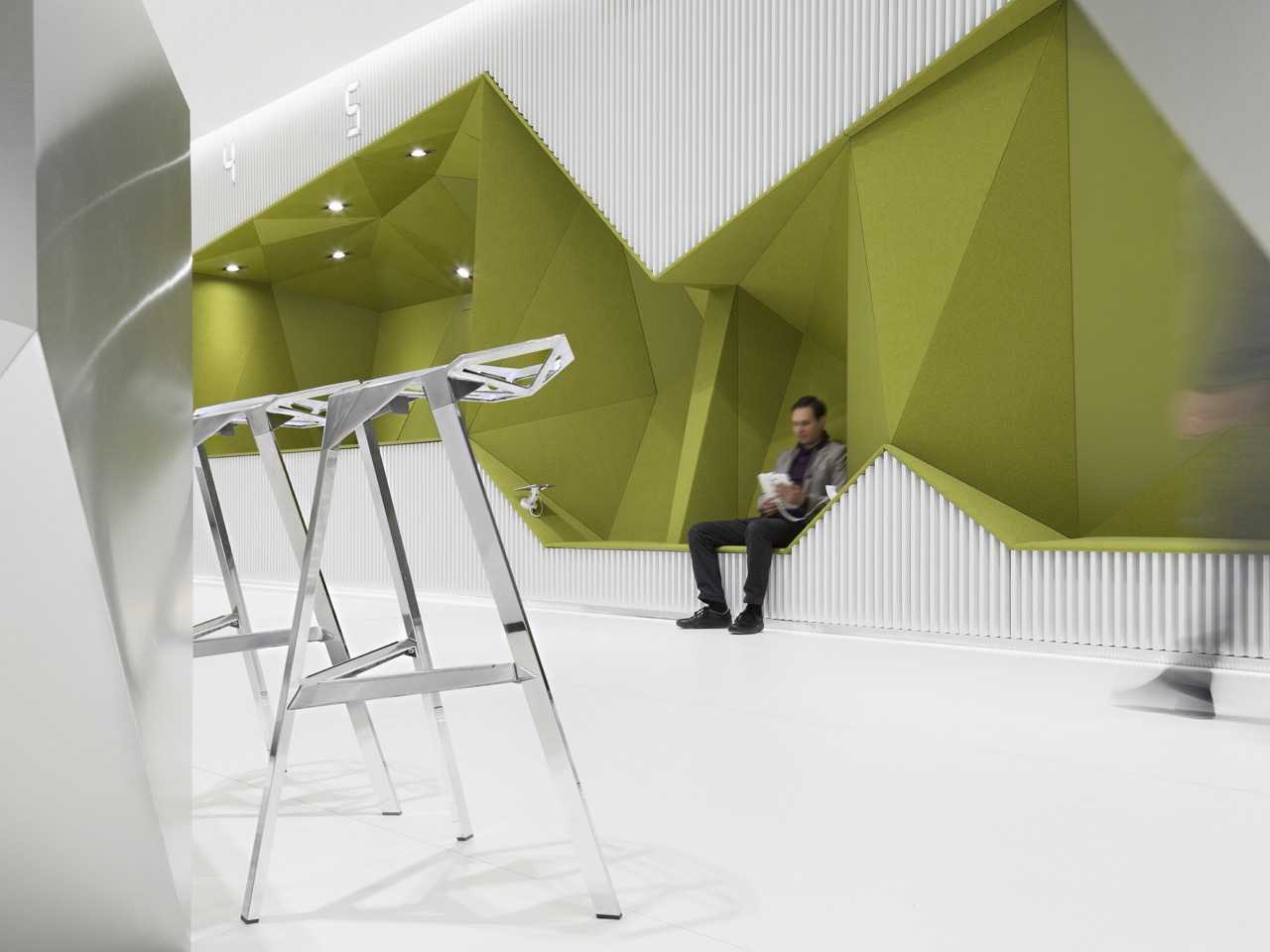Continuous folding surface，origami structure，Geometric Aesthetics，Bank transformation，MDF louver，