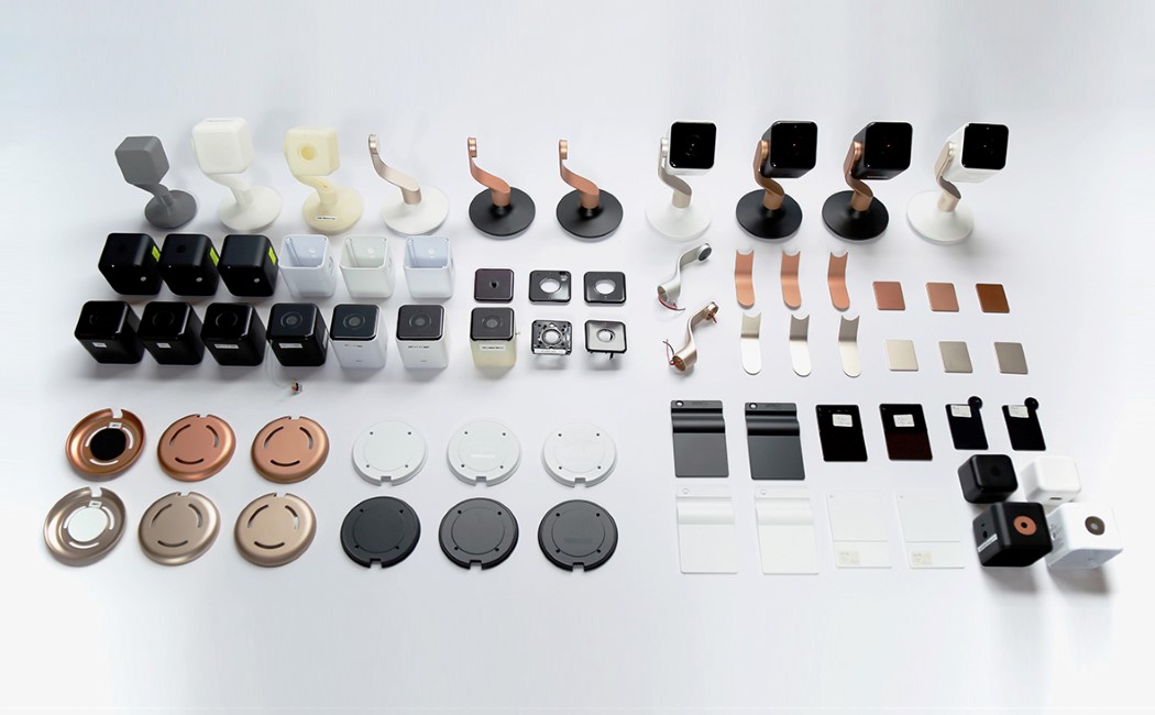 golden，white，camera，indoor，