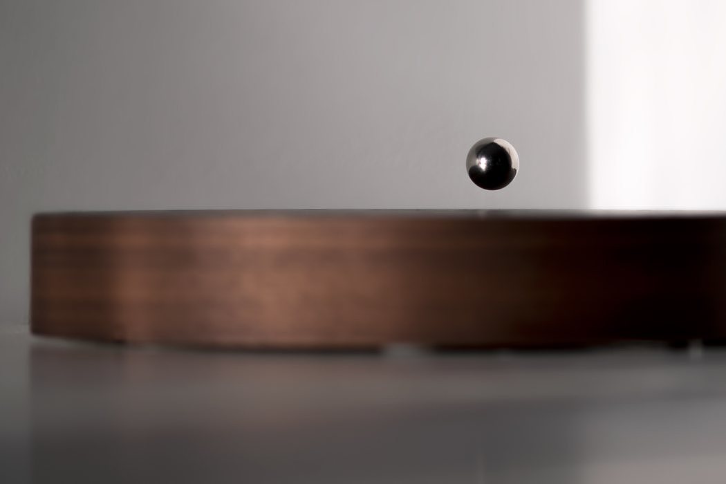 Simon Morris，12 hour system，wooden ，magnetic suspension，story，