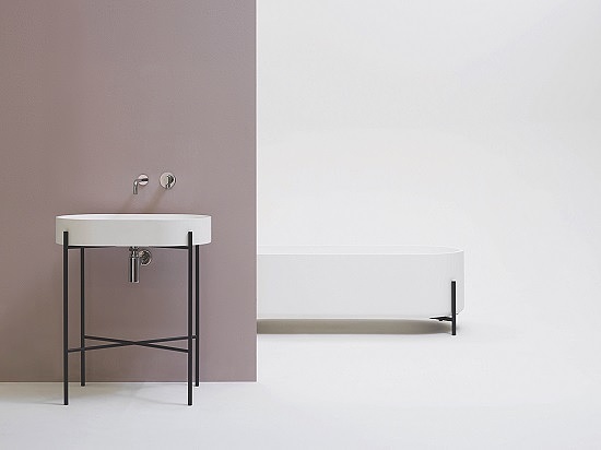 Take a bath，Lavatory，Bathroom furniture，bathtub，Bathtub，