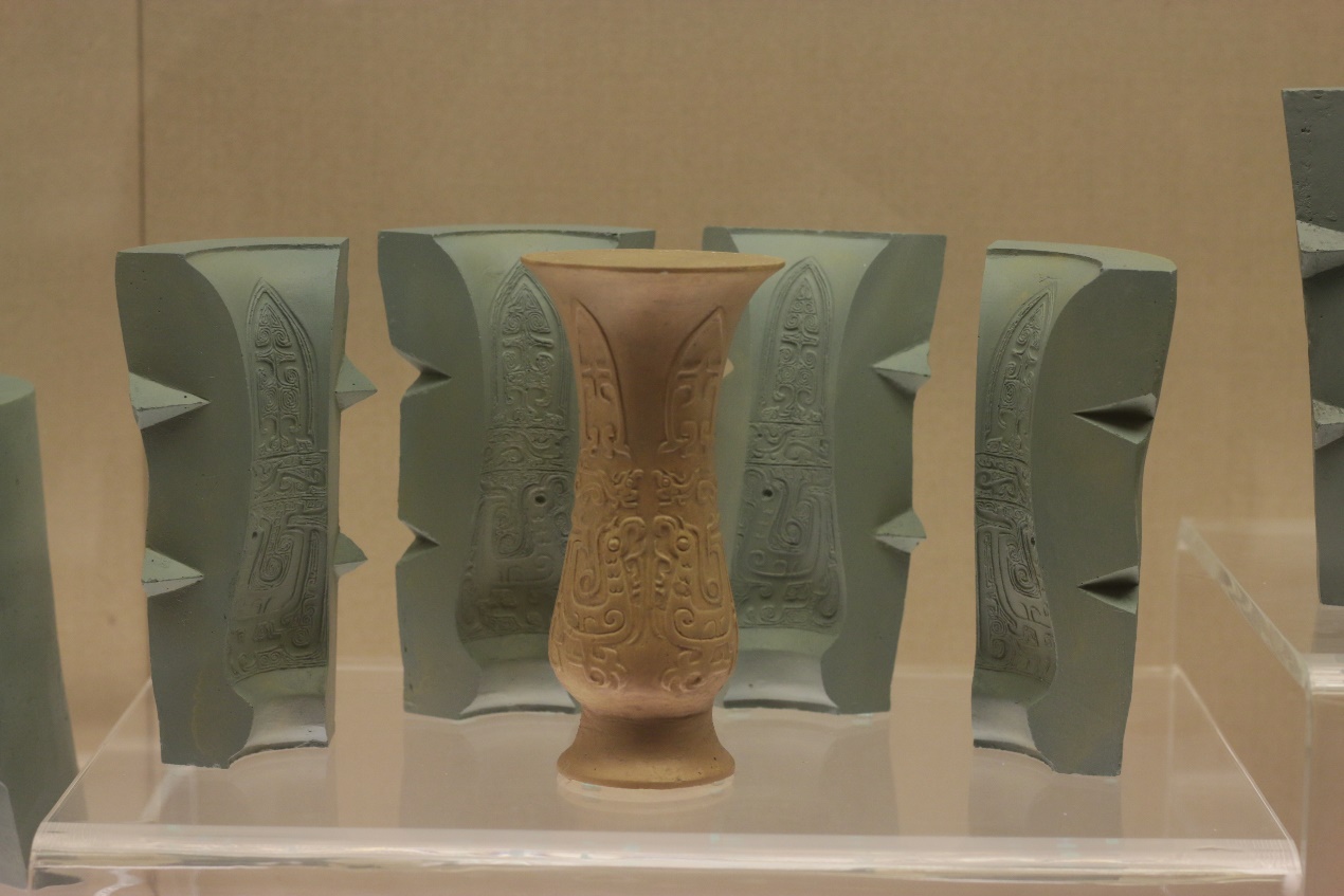 Cultural Relic，Porcelain，bronzeware，Blue and White Porcelain of Yuan Dynasty，blue and white porcelain，auspicious clouds，feastful，Chinese style，Chinese elements，pulm vase，