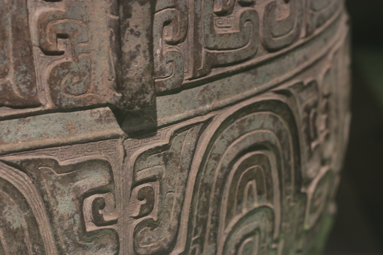 Cultural Relic，Porcelain，bronzeware，Blue and White Porcelain of Yuan Dynasty，blue and white porcelain，auspicious clouds，feastful，Chinese style，Chinese elements，pulm vase，