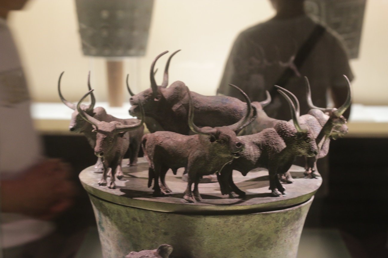 Cultural Relic，Porcelain，bronzeware，Blue and White Porcelain of Yuan Dynasty，blue and white porcelain，auspicious clouds，feastful，Chinese style，Chinese elements，pulm vase，