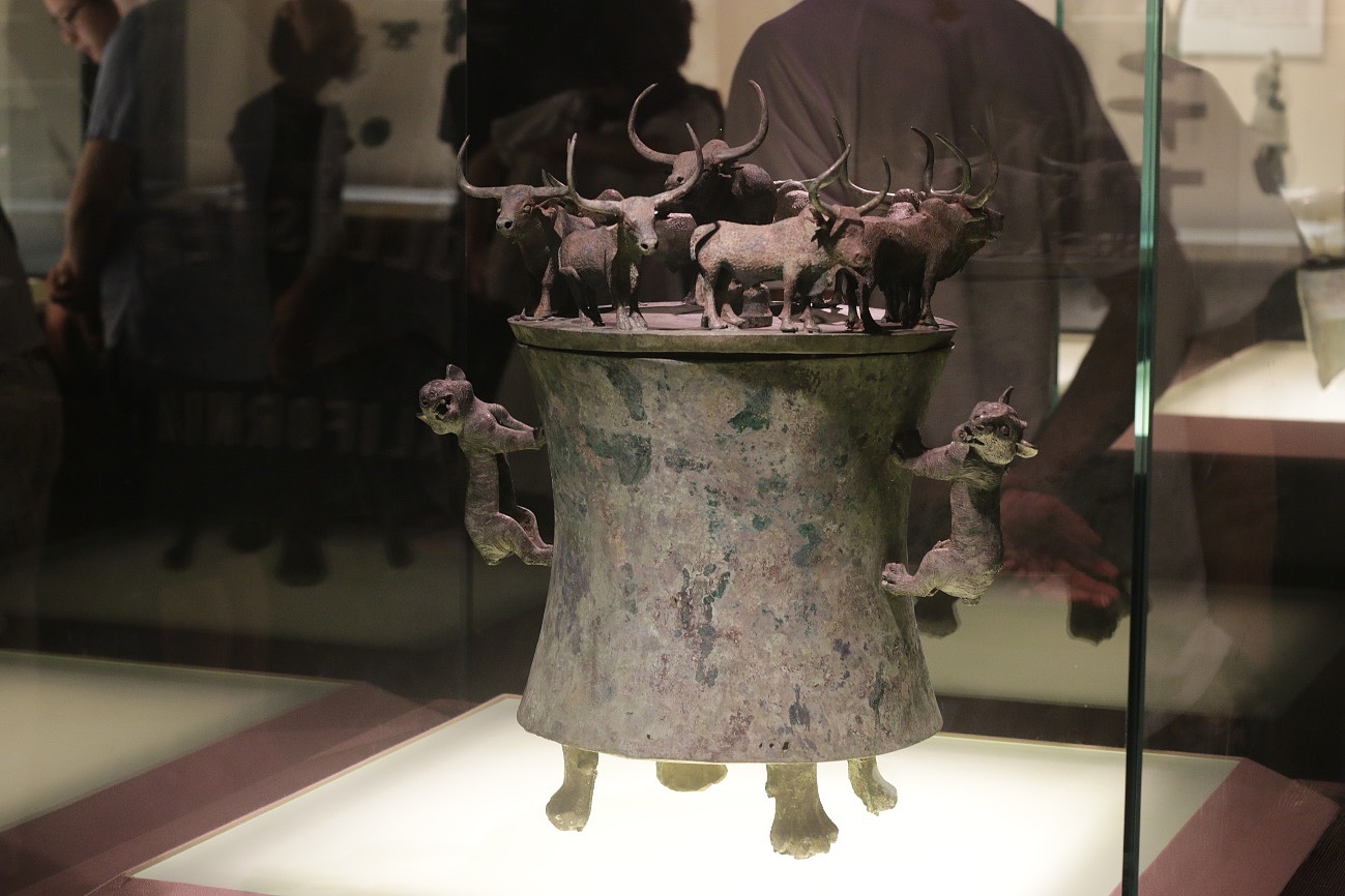 Cultural Relic，Porcelain，bronzeware，Blue and White Porcelain of Yuan Dynasty，blue and white porcelain，auspicious clouds，feastful，Chinese style，Chinese elements，pulm vase，