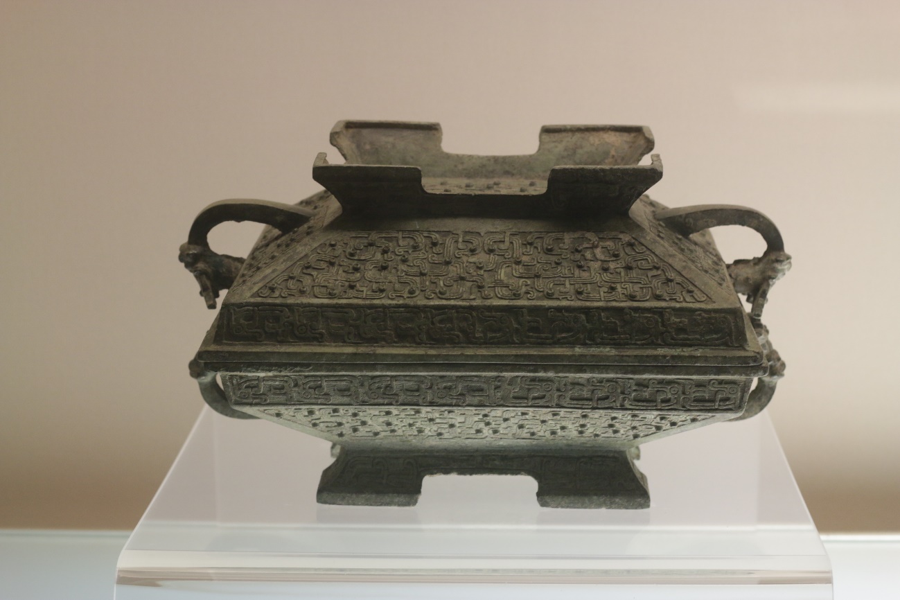 Cultural Relic，Porcelain，bronzeware，Blue and White Porcelain of Yuan Dynasty，blue and white porcelain，auspicious clouds，feastful，Chinese style，Chinese elements，pulm vase，