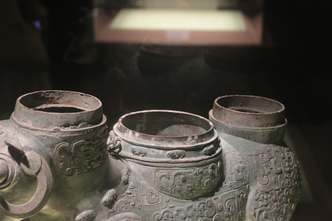 Cultural Relic，Porcelain，bronzeware，Blue and White Porcelain of Yuan Dynasty，blue and white porcelain，auspicious clouds，feastful，Chinese style，Chinese elements，pulm vase，