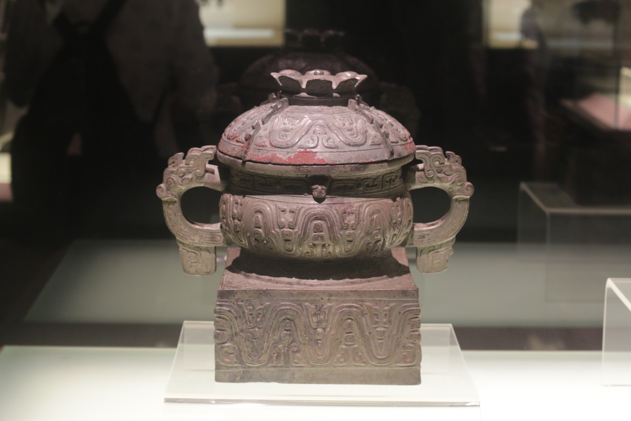 Cultural Relic，Porcelain，bronzeware，Blue and White Porcelain of Yuan Dynasty，blue and white porcelain，auspicious clouds，feastful，Chinese style，Chinese elements，pulm vase，