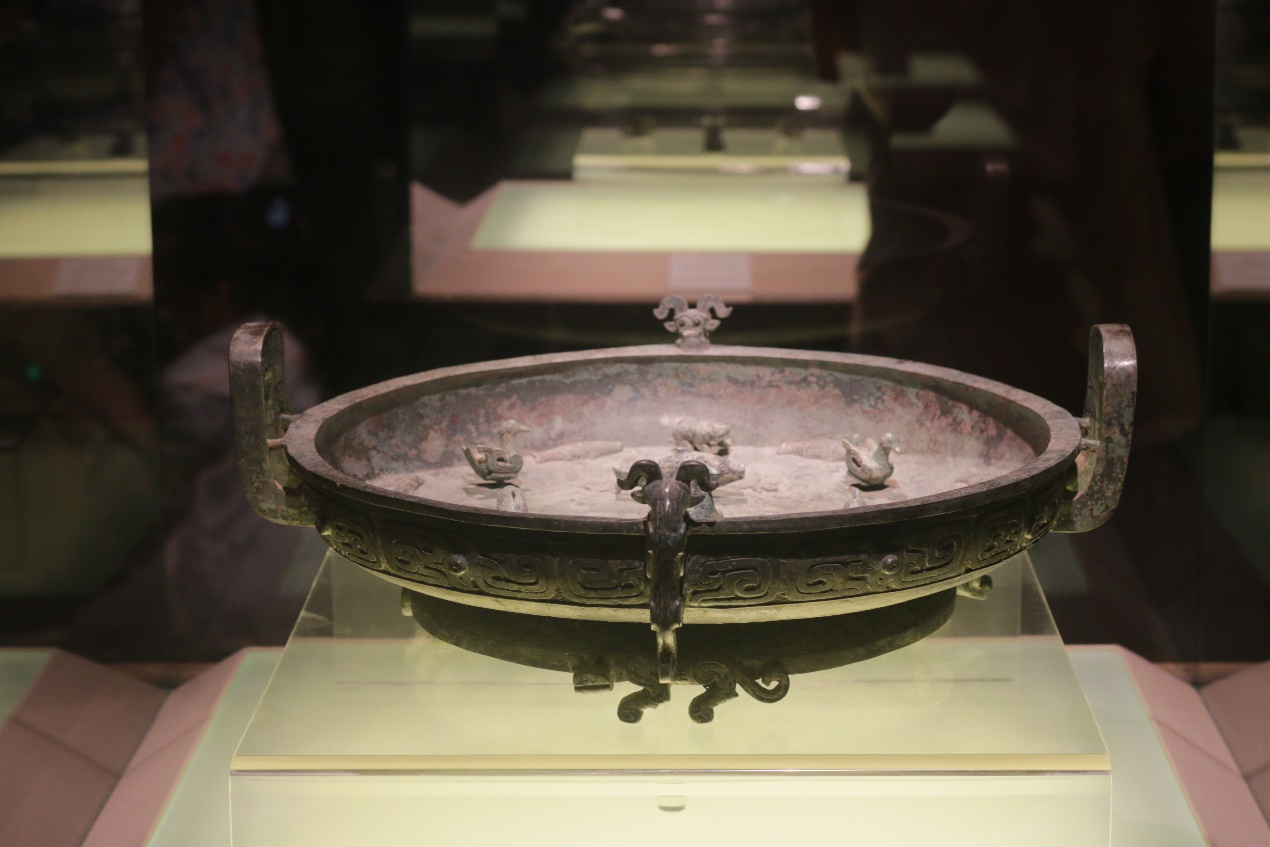 Cultural Relic，Porcelain，bronzeware，Blue and White Porcelain of Yuan Dynasty，blue and white porcelain，auspicious clouds，feastful，Chinese style，Chinese elements，pulm vase，