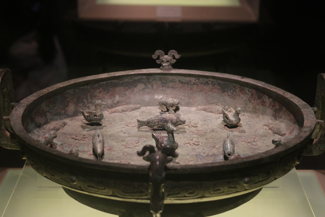 Cultural Relic，Porcelain，bronzeware，Blue and White Porcelain of Yuan Dynasty，blue and white porcelain，auspicious clouds，feastful，Chinese style，Chinese elements，pulm vase，