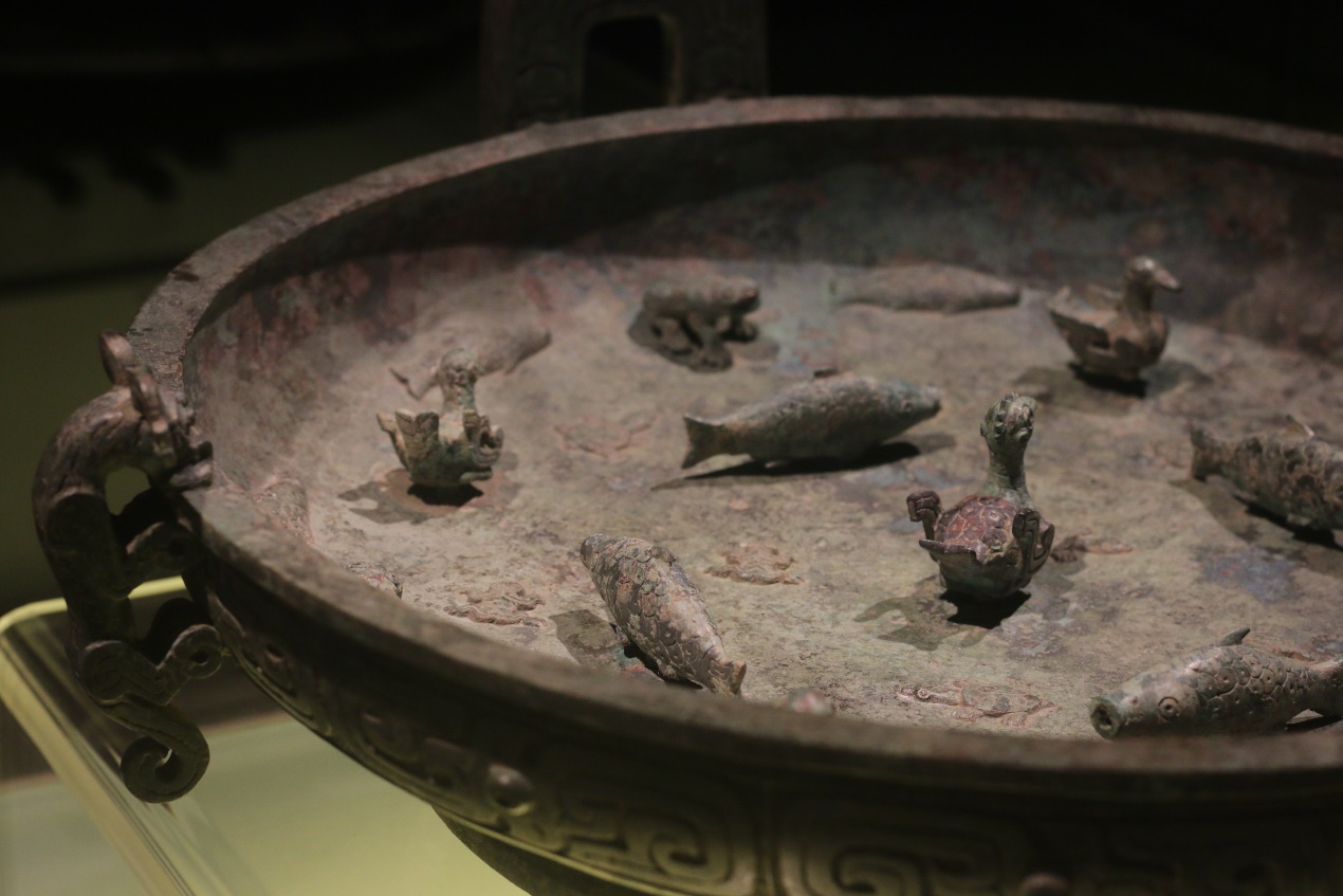 Cultural Relic，Porcelain，bronzeware，Blue and White Porcelain of Yuan Dynasty，blue and white porcelain，auspicious clouds，feastful，Chinese style，Chinese elements，pulm vase，