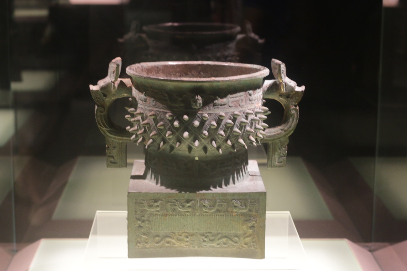 Cultural Relic，Porcelain，bronzeware，Blue and White Porcelain of Yuan Dynasty，blue and white porcelain，auspicious clouds，feastful，Chinese style，Chinese elements，pulm vase，