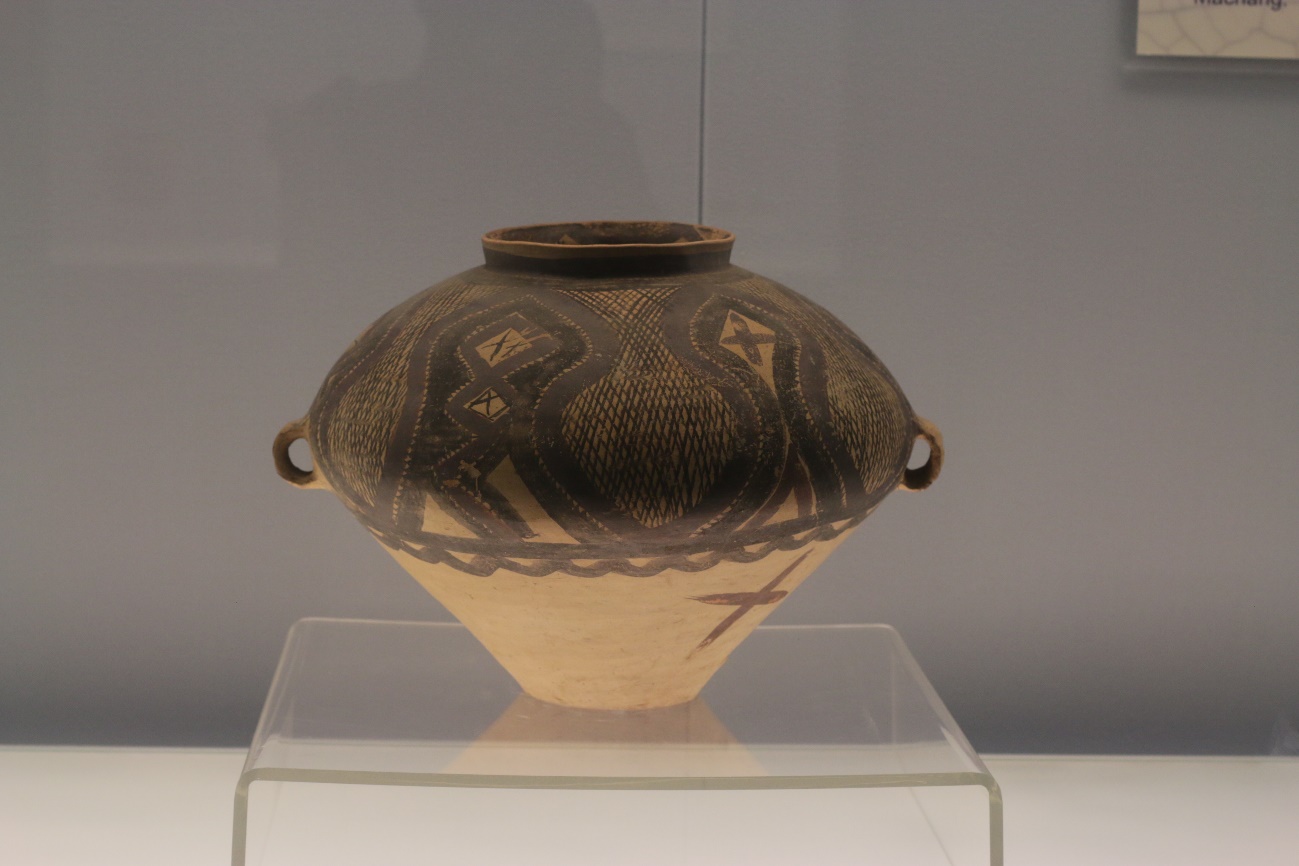 Cultural Relic，Porcelain，bronzeware，Blue and White Porcelain of Yuan Dynasty，blue and white porcelain，auspicious clouds，feastful，Chinese style，Chinese elements，pulm vase，