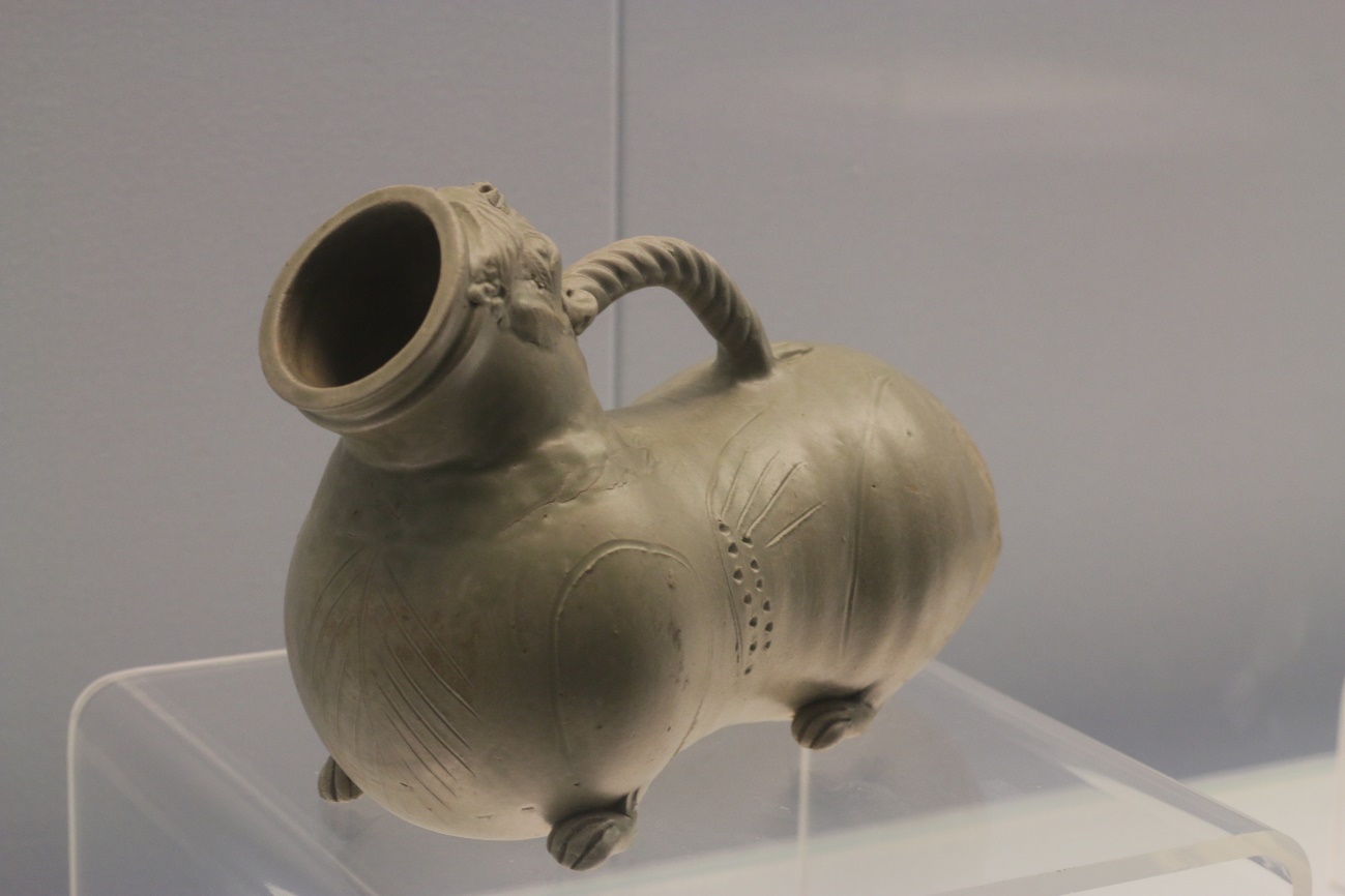 Cultural Relic，Porcelain，bronzeware，Blue and White Porcelain of Yuan Dynasty，blue and white porcelain，auspicious clouds，feastful，Chinese style，Chinese elements，pulm vase，