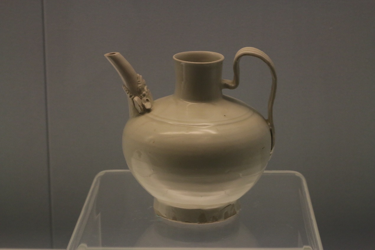 Cultural Relic，Porcelain，bronzeware，Blue and White Porcelain of Yuan Dynasty，blue and white porcelain，auspicious clouds，feastful，Chinese style，Chinese elements，pulm vase，