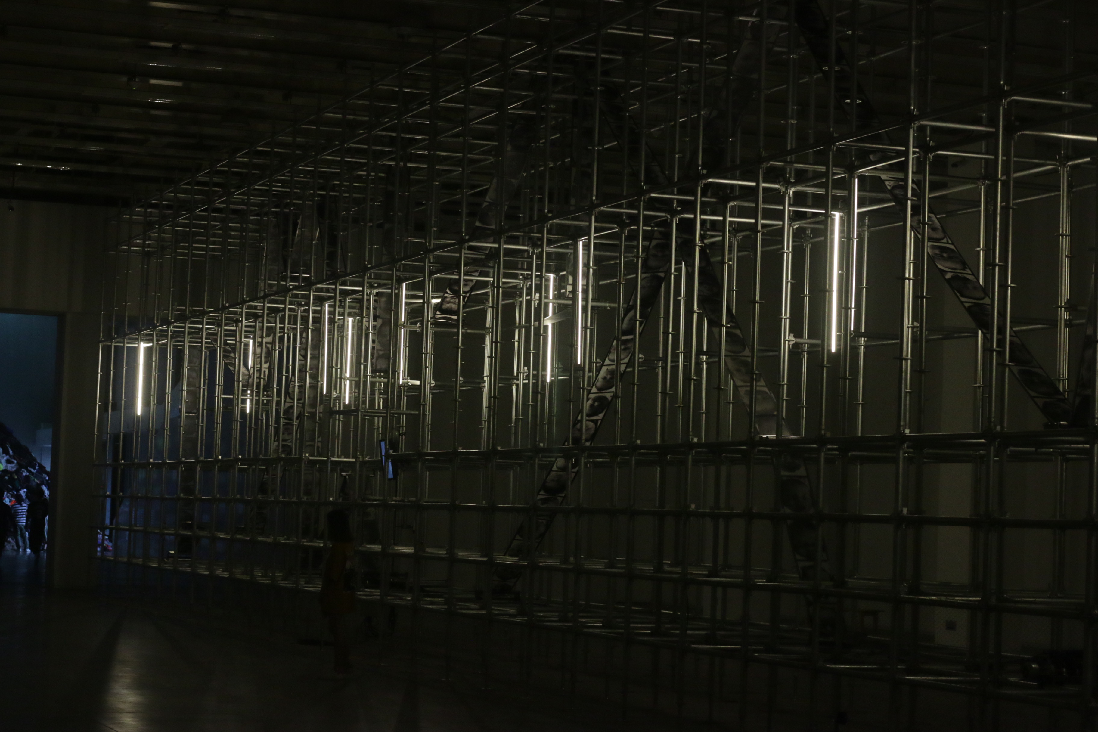 Art，Abstract art，Modernism，Contemporary Art，Marc Newson ，Jet aircraft，vase，flower，Porcelain，originality，Brain hole，Sculpture，Realistic，