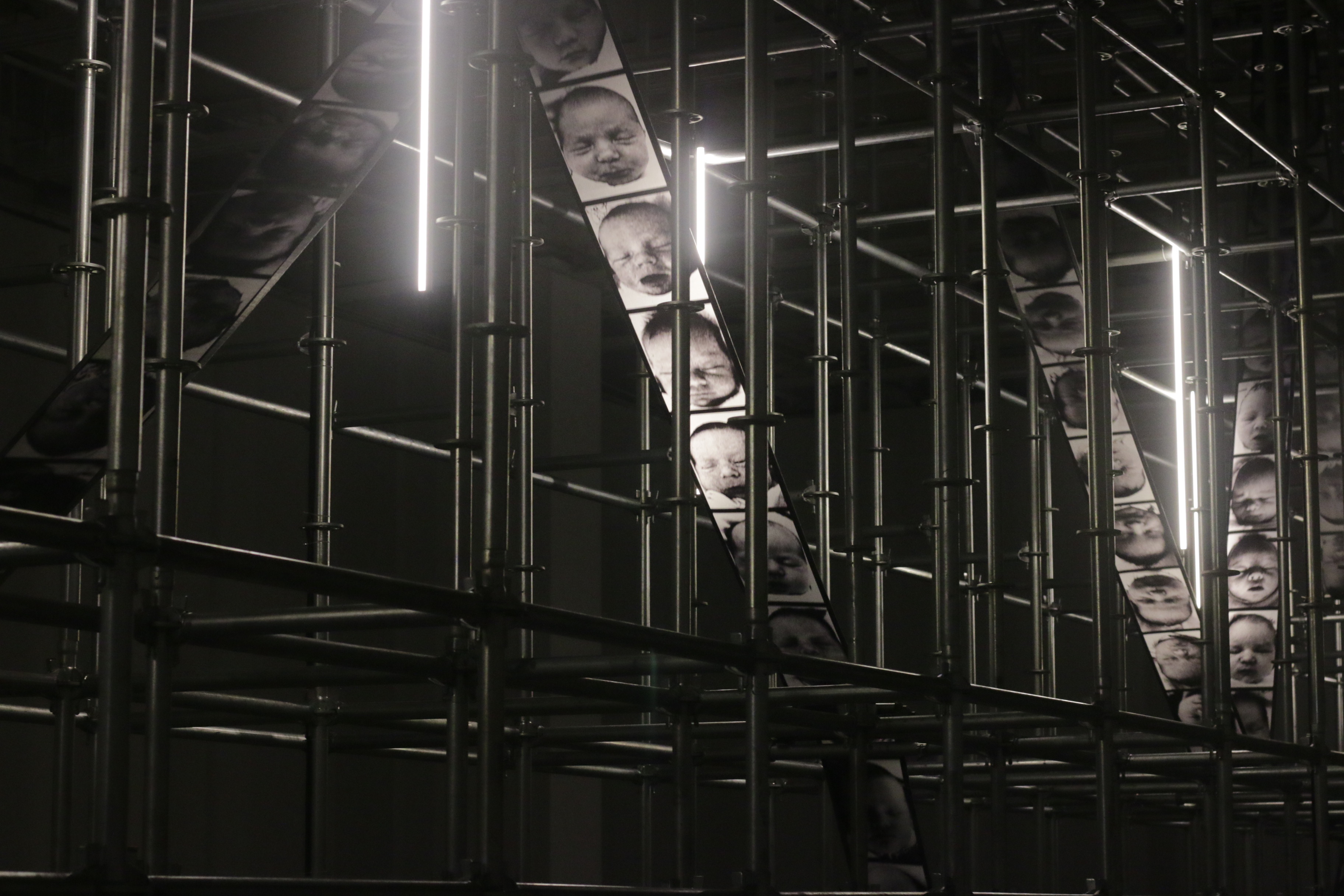 Art，Abstract art，Modernism，Contemporary Art，Marc Newson ，Jet aircraft，vase，flower，Porcelain，originality，Brain hole，Sculpture，Realistic，